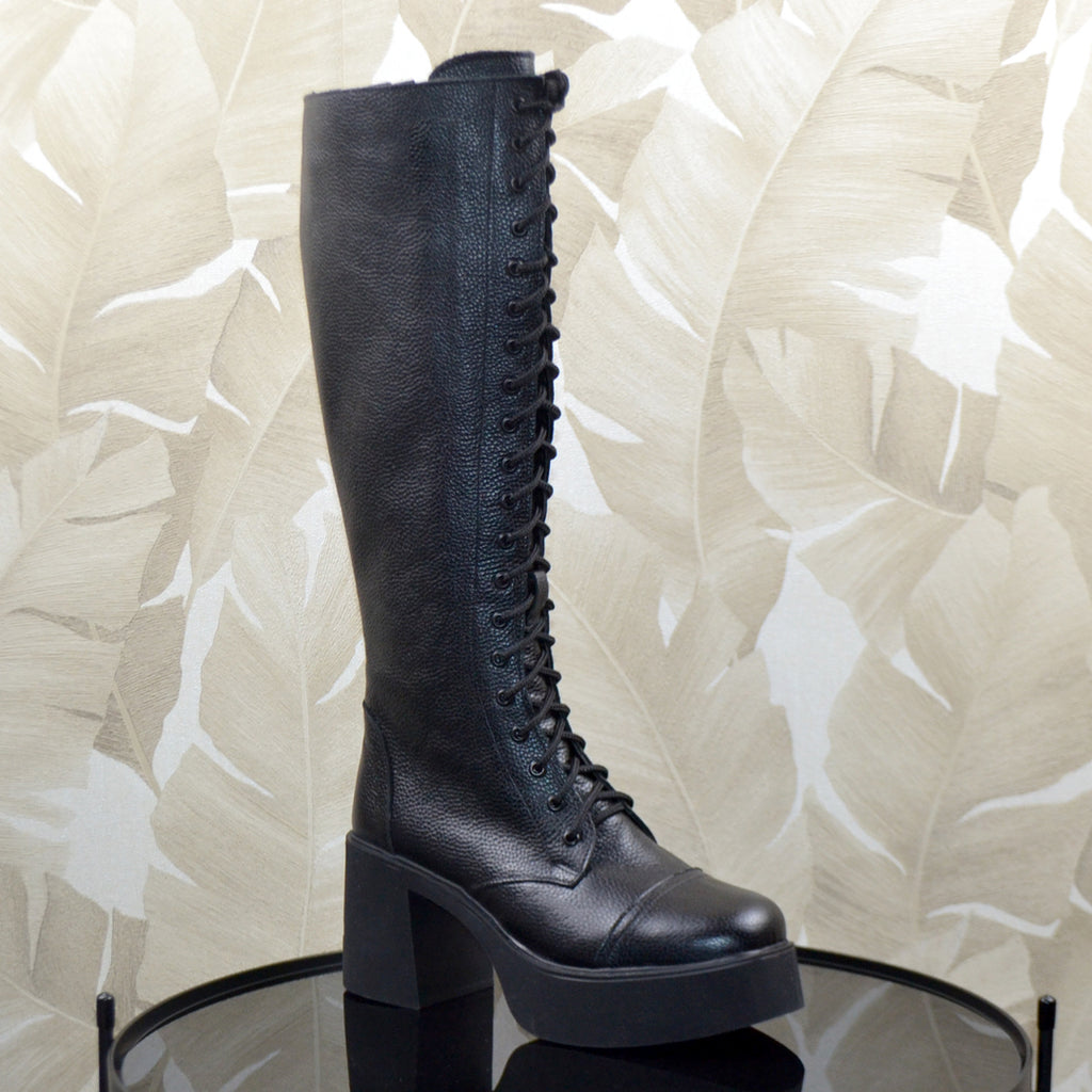 Material: Piele Naturala
Culoare: Negru 
Tip: Bocanci Dama
Stil: Casual
- Bocanci piele naturala neagra
- Bocanci cu fermoar si siret,
- Talpa neagra, varful rotund 
- Inaltime: 31 cm de la talpa in sus, toc 7 cm
- Interior material textil si mesina naturala neagra, la cerere mesina naturala completa +35 lei                                                      &nb