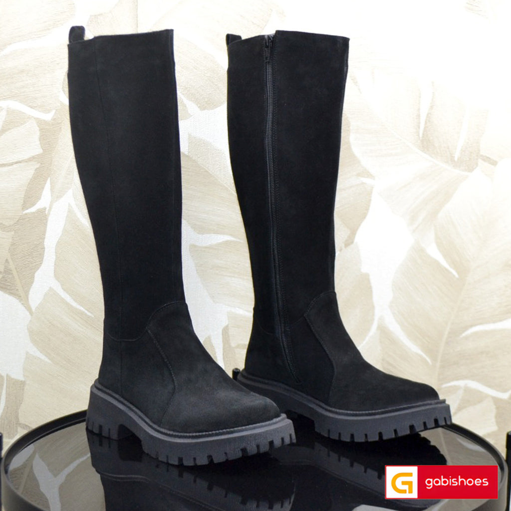 -Material: Piele Naturala Intoarsa
-Culoare: Neagra
-Tip: Cizme 
-Stil: Casual
- Cizme piele naturala intoarsa neagra
- Cizme cu fermoar, Toc inaltime 4,5 cm, inaltime cizma 42 cm de la talpa in sus
- Talpa neagra, varf rotund, brant interior cu burete special
- Schimb gratuit ,calapod comod
* Masuratori realizate pentru marimea 37