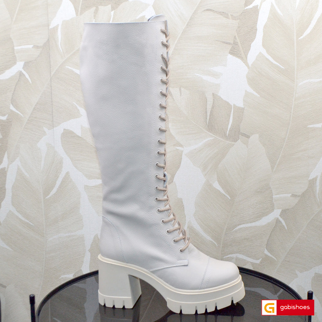 Material: Piele Naturala
Culoare: Bej
Tip: Bocanci Dama
Stil: Casual
- Bocanci piele naturala bej
- Bocanci cu fermoar si siret,
- Talpa bej , varful rotund 
- Inaltime: 31 cm de la talpa in sus, toc 7 cm
- Interior material textil si mesina naturala , la cerere mesina naturala completa +40 lei              Dimensiuni :33=21.8 "34=22,3 cm: 35 = 23 cm; 36 = 23,8cm; 37 = 24,5cm; 38 = 25,2 cm; 39 = 25,9cm; 40 = 26,6 cm
* Masuratori realizate pentru marimea 37