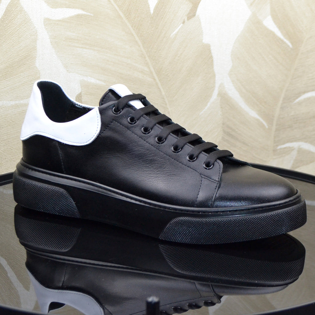 Material: Piele Naturala
Culoare: Neagra
Tip: Pantofi
Stil: Casual
- Pantofi piele naturala neagra
- Pantofi cu burete special extra-confort
- Talpa neagra cusuta , varf rotunt, brant interior cu burete special , mesina naturala
- Inaltime talpa : 4 cm 
*Masuratori realizate pentru marimea 41