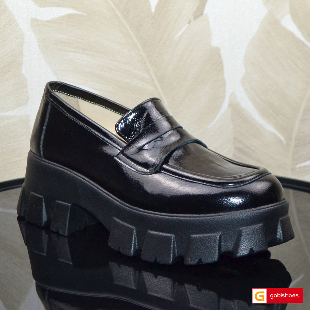 Material: Piele Naturala Lacuita
Culoare: Neagra
Tip: Pantofi 
Stil: Casual
- Pantofi piele naturala lacuita neagra
- Pantofi cu burete special extra-confort
- Talpa neagra ,material poliuretan, varf rotunt, brant interior cu burete special , mesina naturala 
- Inaltime talpa : 6 cm 
- Schimb gratuit *Masuratori realizate pentru marimea 37