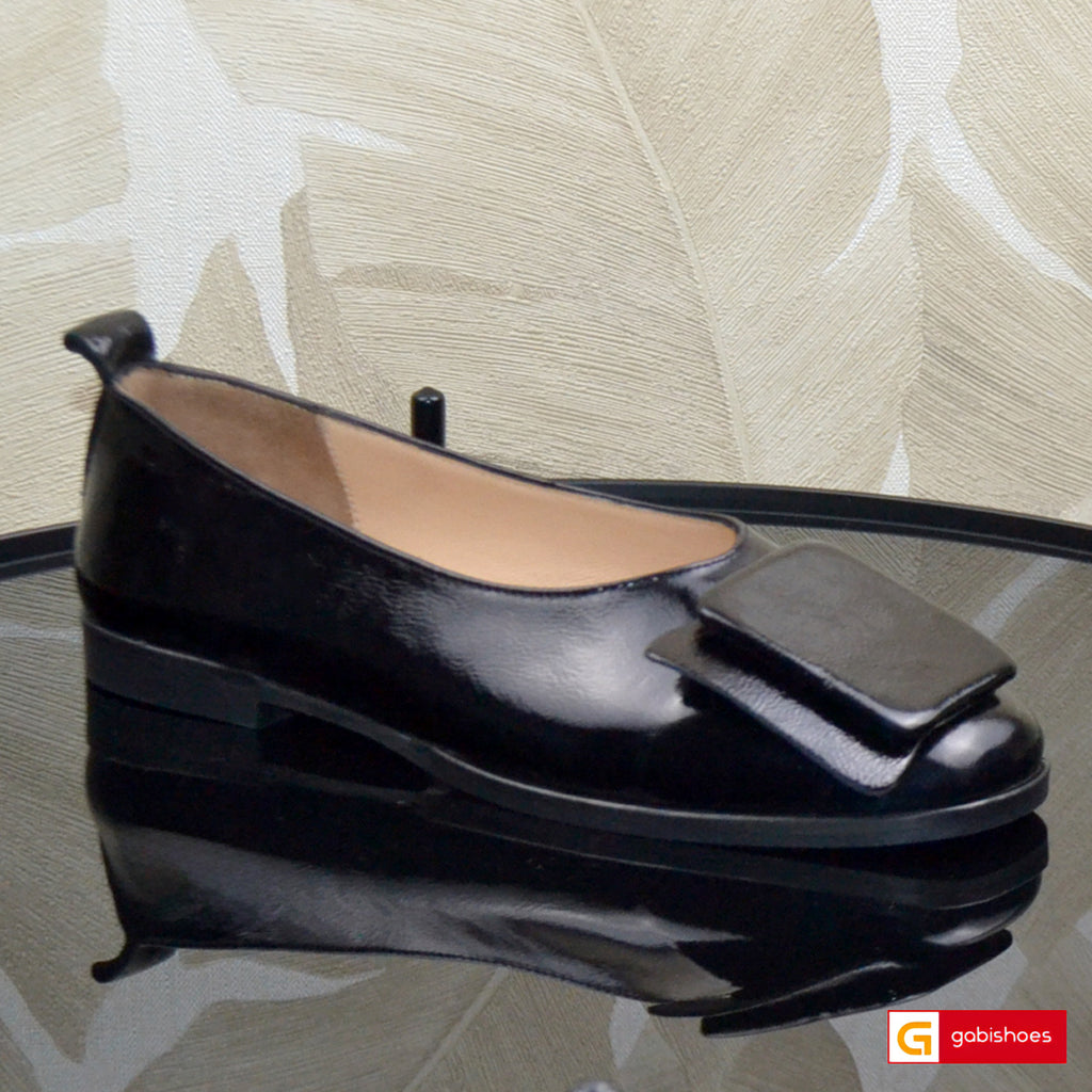 Balerini Piele Naturala Neagra Lacuita Lorena 1503
Material: Piele Naturala Lacuita
Culoare: Neagra
Tip: Balerini
Stil: Casual
Caracteristici : Pantofi casual piele naturala neagra lacuita
- Balerini piele naturala neagra lacuita
-Balerini cu burete special extra-confort
- Talpa neagra , brant interior cu burete special , mesina naturala  
- Inaltime talpa : 1 cm 
- Schimb gratuit
*Masuratori realizate pentru marimea 37.
Balerinii sunt confectionati din piele neagra de calitate superioara.