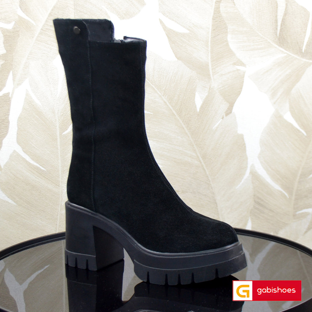 Material: Piele Naturala Intoarsa
Culoare: Neagra
Tip: Bocanci
Stil: Casual
- Bocanci piele naturala intoarsa neagra
- Bocanci cu fermoar, inaltime gheata de la talpa in sus 24 cm
- Talpa neagra 
- Interior brant cu burete special, la alegere: mesina naturala neagra si blanita  neagra
- Talpa inaltime 7.5 cm toc , talpa usoara
- Schimb  gratuit
33=21.8 cm :34=22.4 cm :35 = 23 cm; 36 = 23,8cm; 37 = 24,5cm; 38 = 25,2 cm; 39 = 25,9cm; 40 = 26,6 cm
* Masuratori realizează pentru marimea 37