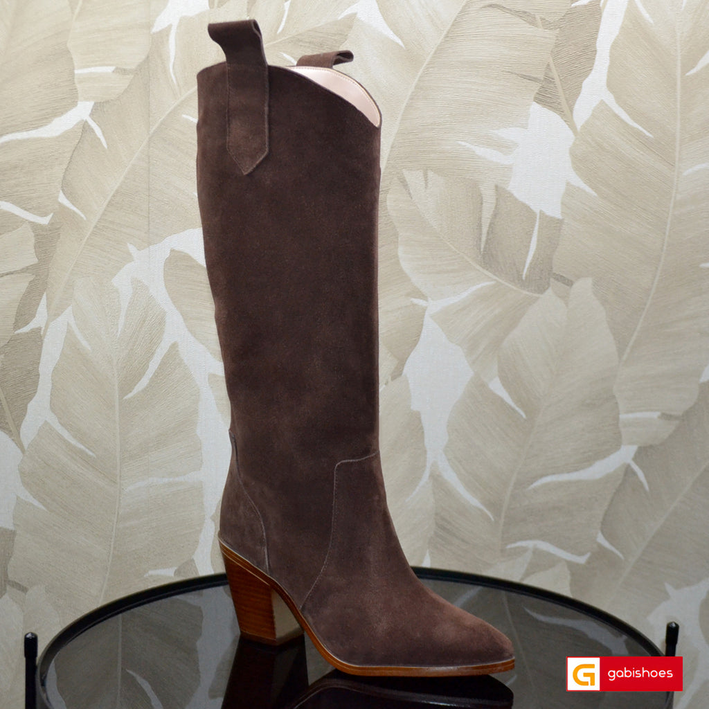-Material: Piele Naturala Intoarsa
-Culoare: Maro
-Tip: Cizme 
-Stil: Vrei sa adaugi un touch glam tinutei tale? Atunci cu siguranta aceste ciocate sunt alegerea perfecta!
- Cizme piele naturala intoarsa maro , pulpa sus 37 cm
- Cizme cu fermoar, Toc inaltime 8 cm 
- Talpa maro, varf ascutit, brant interior cu burete special, mesina naturala si material textil negru {blanita}- la cerere mesina naturala complet +40 lei
- Schimb gratuit 
* Masuratori realizate pentru marimea 37