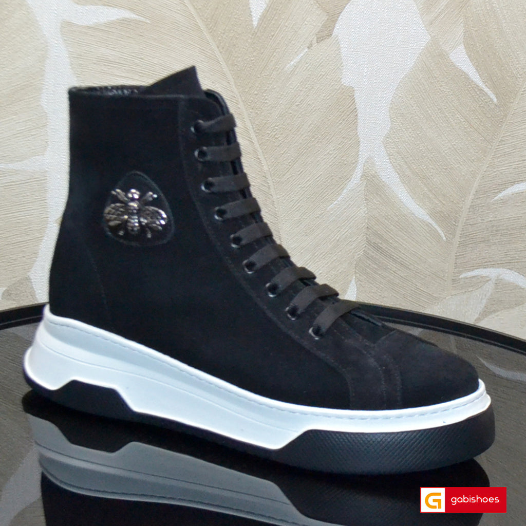 Ghete Sport Dama Piele Naturala Intoarsa Neagra Lorena 3583-2
Material: Piele Naturala Intoarsa
Culoare: Neagra
Tip: Ghete
Stil: Sport
Caracteristici Ghetele sport piele naturala intoarsa neagra 
- Ghete piele naturala neagra, sistem de inchidere cu siret 
- Ghete sport cu burete special extra-confort
- Talpa negru cu alb cusuta , brant interior cu burete special , mesina naturala  
- Inaltime talpa : 4,5 cm 
- Schimb gratuit
*Masuratori realizate pentru marimea 37. Ghetele su