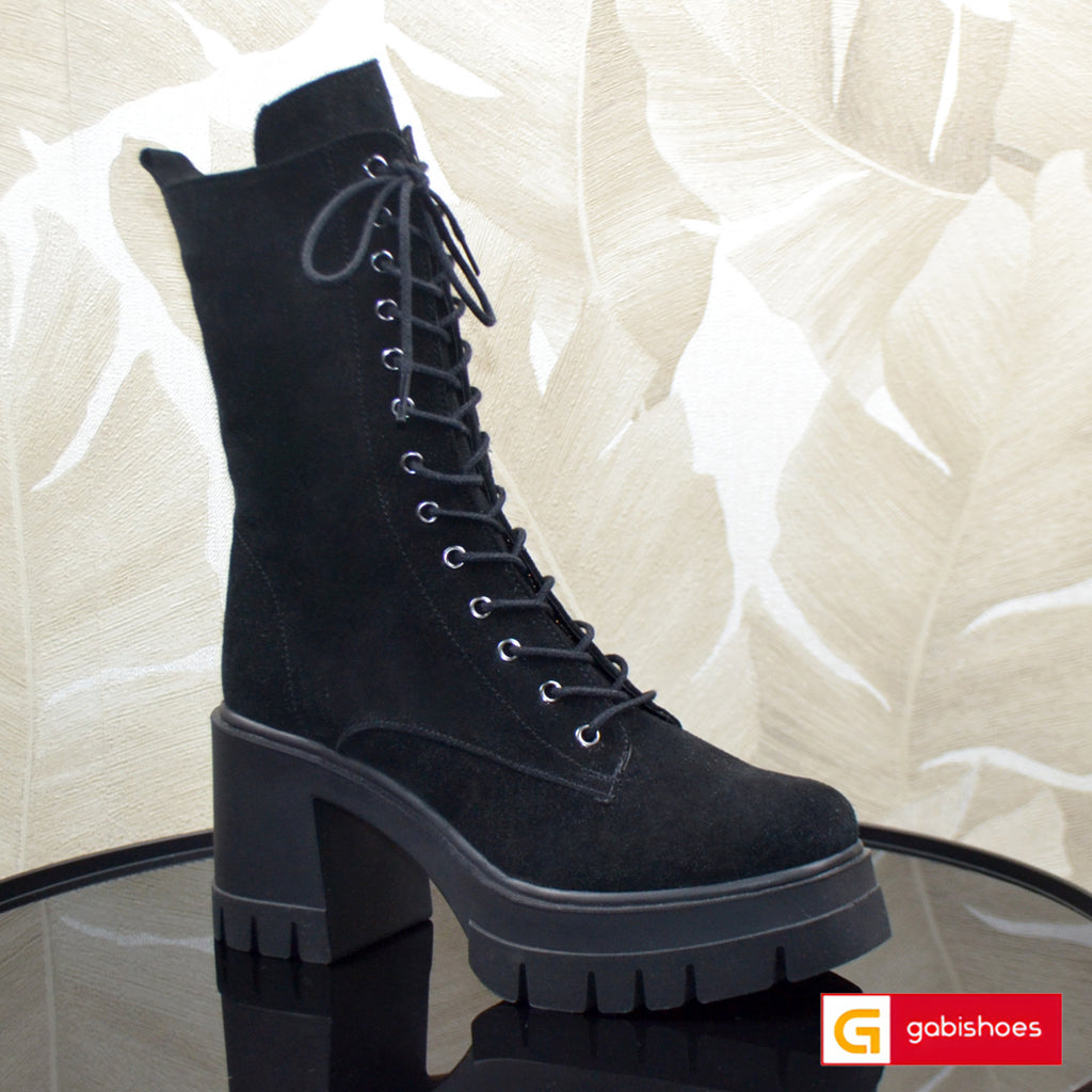 Material: Piele Naturala Intoarsa
Culoare: Neagra
Tip: Bocanc
Stil: Casual
- Bocanci piele naturala intoarsa neagra , ornamente argintii
- Bocanci cu fermoar si siret , inaltime 27 cm
- Talpa neagra, varf rotunt, brant interior cu burete special, mesina naturala si blanita neagra: la cerere mesina naturala complet +30 lei -Talpa inaltime 7 cm toc, in fata 3 cm
- Schimb gratuit
* Masuratori realizeaza pentru marimea 37