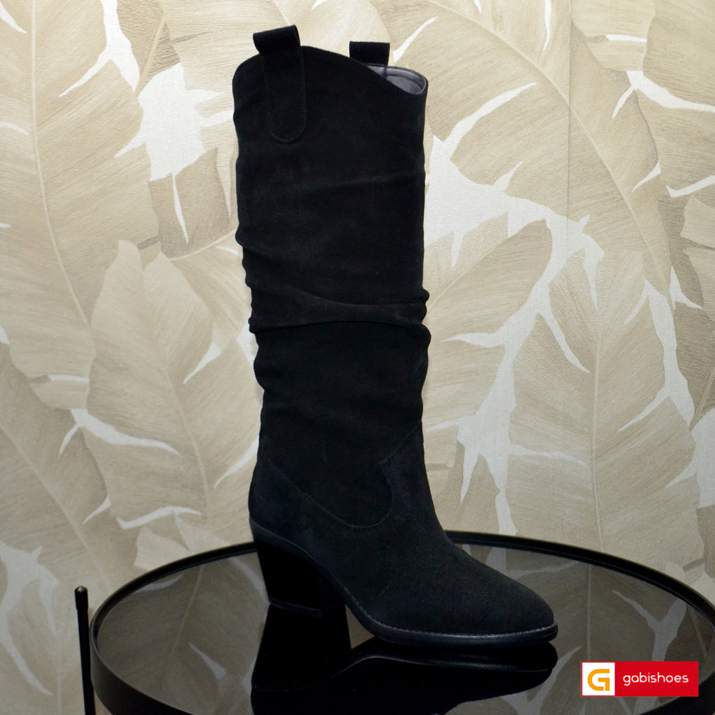 -Material: Piele Naturala Intoarsa
-Culoare: Neagra
-Tip: Cizme 
-Stil: Vrei sa adaugi un touch glam tinutei tale? Atunci cu siguranta aceste ciocate sunt alegerea perfecta!
- Cizme piele naturala intoarsa neagra , pulpa sus 37 cm
- Cizme fara fermoar, Toc inaltime 7 cm 
- Talpa neagra, varf ascutit, brant interior cu burete special, mesina naturala si material textil negru {blanita} ,la cerere mesina naturala +40 lei
- Schimb gratuit 
* Masuratori realizate pentru marimea 37