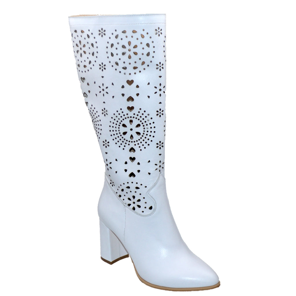 -Material: Piele Naturala 
-Culoare: Alba
-Tip: Cizme tubulare 
-Stil: Perforate 
- Cizme piele naturala alba cu model si perforata laser 
- Cizme fara fermoar, Toc inaltime 9 cm 
- Talpa bej, varf ascutit, brant interior cu burete special, mesina naturala bej 
- Schimb gratuit 
* Masuratori realizate pentru marimea 37