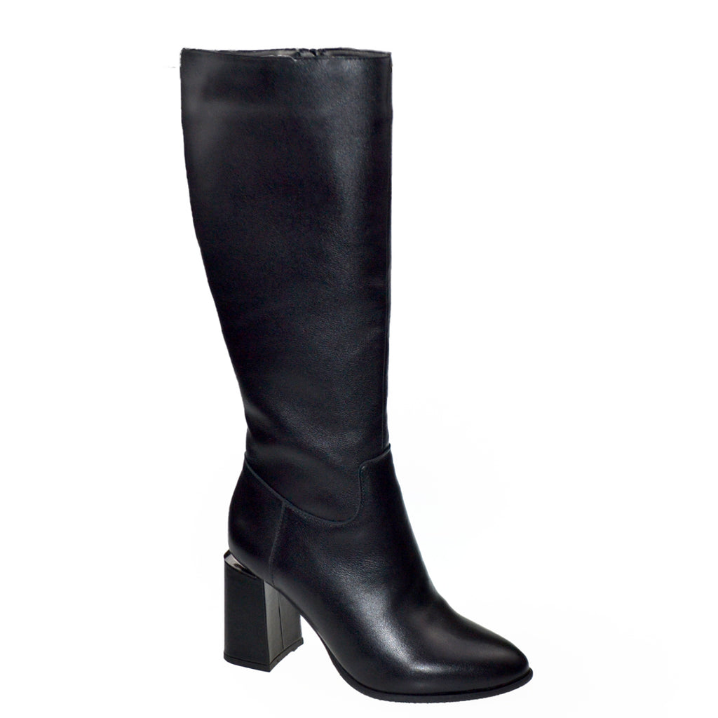 -Material: Piele Naturala 
-Culoare: Neagra
-Tip: Cizme 
-Stil: Vrei sa adaugi un touch glam tinutei tale? Atunci cu siguranta aceste cizme sunt alegerea perfecta!
- Cizme piele naturala neagra  , pulpa sus 37 cm ,se poate face si la comanda dupa dimensiunile dorite la pulpa
- Cizme cu fermoar, Toc inaltime 8 cm cu ornament argintiu 
- Talpa neagra, brant interior cu burete special, mesina naturala si blanita mica ,mesina naturala complet +35 lei
Cizme Dama Piele Naturala Neagra Lore