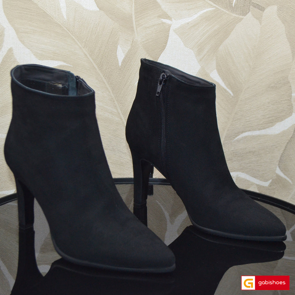 Material: Piele Naturala Intoarsa
Culoare: Neagra
Tip: Ghete
Stil: Office
- Ghete piele naturala intoarsa neagra
- Ghete cu fermoar  
- Talpa neagra 
- Interior brant cu burete special, la alegere: mesina naturala neagra si blanita sintetica neagra ,mesina naturala complet +35 lei
- Toc inaltime 8 cm piele naturala neagra
- Schimb  gratuit