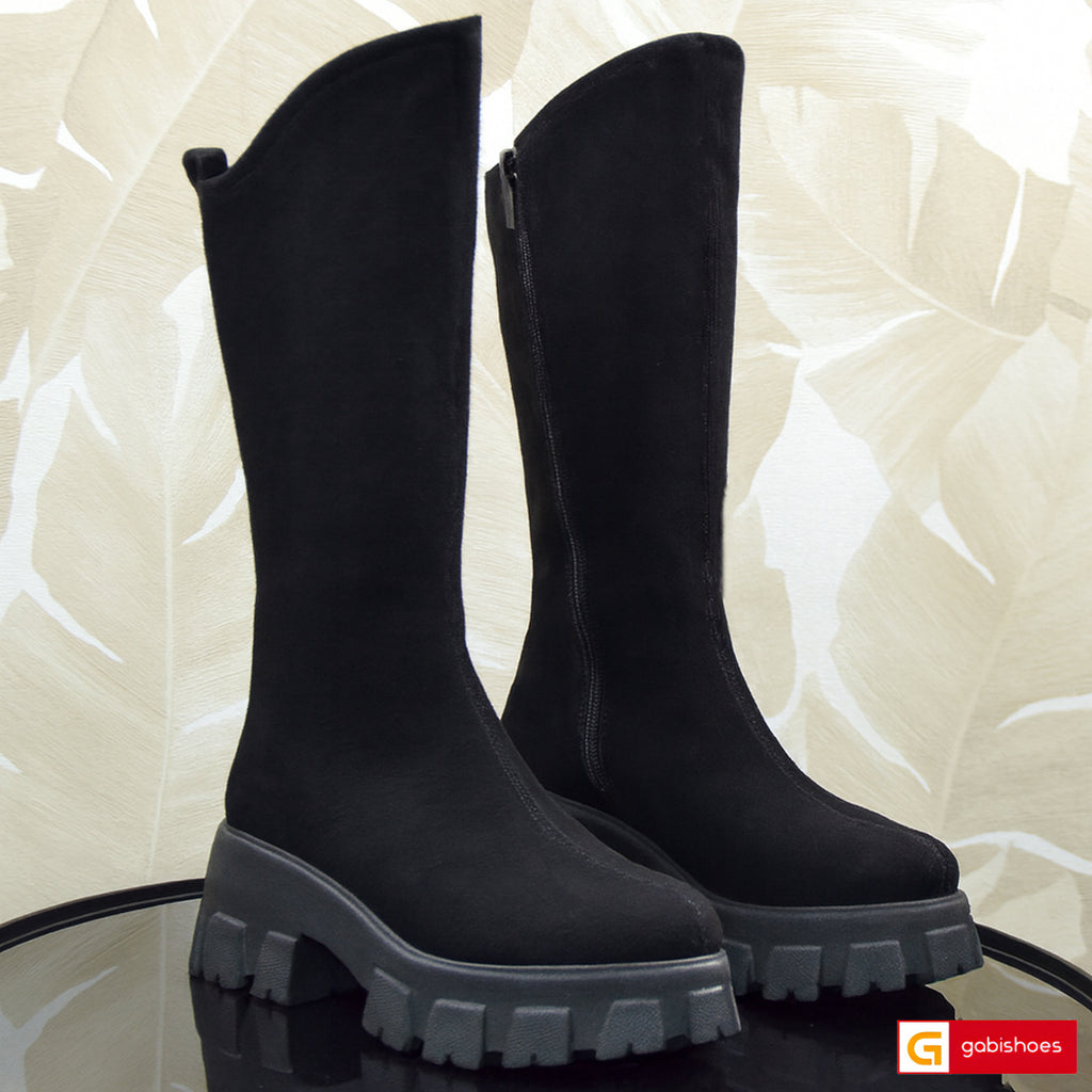 Material: Piele Naturala Intoarsa
Culoare: Neagra 
Tip: Bocanci
Stil: Casual
- Bocanci piele naturala intoarsa neagra ,sistem de inchidere cu fermoar
- Bocanci cu fermoar ,inaltime de la talpa in sus 25 cm
- Talpa neagra , varf rotunt, interior brant cu burete special, mesina naturala  si material calduros textil(blanita) - Talpa inaltime 6 cm
- Schimb gratuit
* Masuratori realizeaza pentru marimea 37