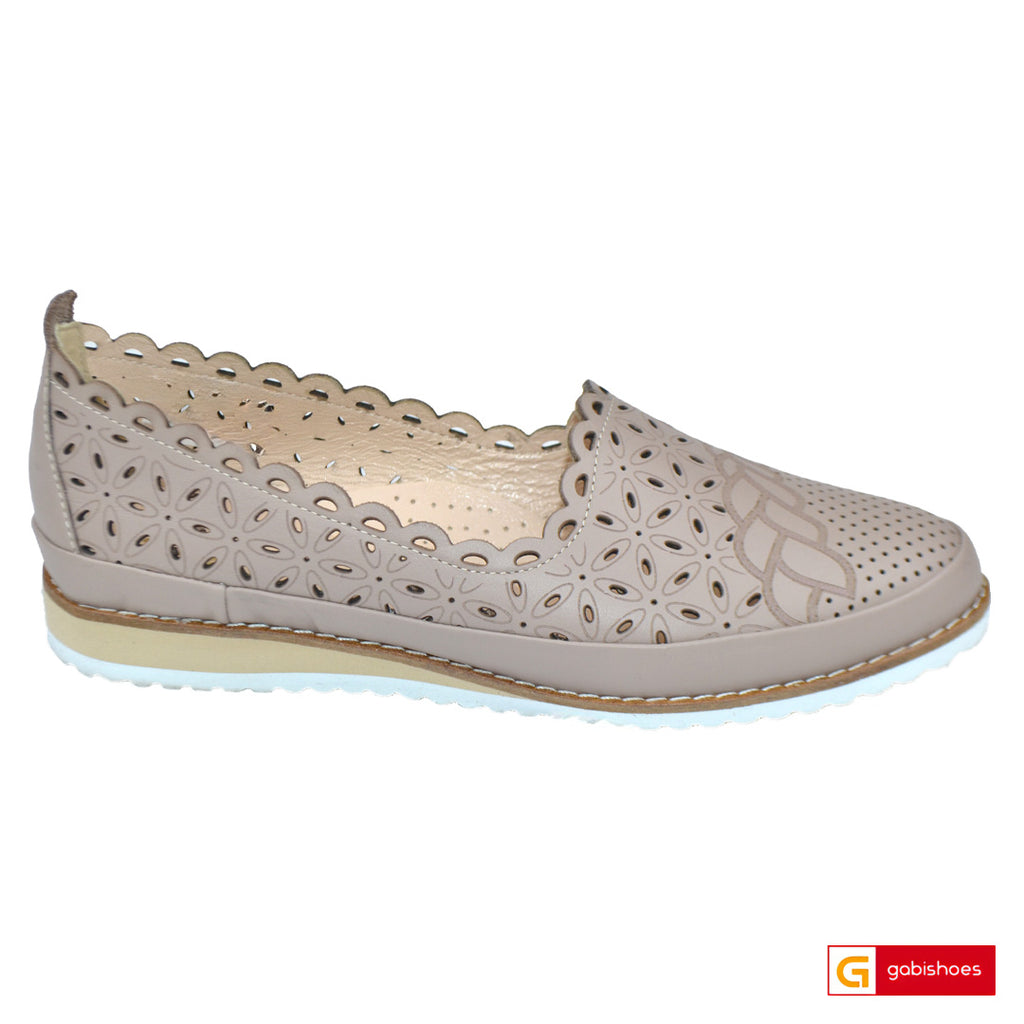 -Material: Piele Naturala
-Culoare: Taupe
-Tip: Pantofi
-Stil: Balerini
- Balerini piele naturala Taupe cu gaurele 
- Balerini cu burete special extra-confort
- Talpa alb cu bej, varf rotund, brant interior cu burete special mesina naturala bej
- Inaltime talpa : 2 cm
*Masuratori realizate pentru marimea 37