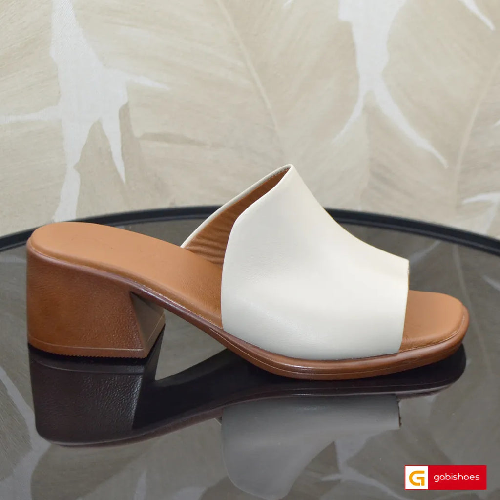 Sandale Dama Piele Naturala Bej Gabinna 3739-3                                                             -Material: Piele Naturala
-Culoare: Bej
-Tip: Papuci
-Stil: Confort
- Papuci piele naturala bej
- Papuci cu burete special extra-confort
- Talpa  maro , brant interior cu burete special mesina naturala
- Inaltime toc: 5 cm
- Schimb gratuit 