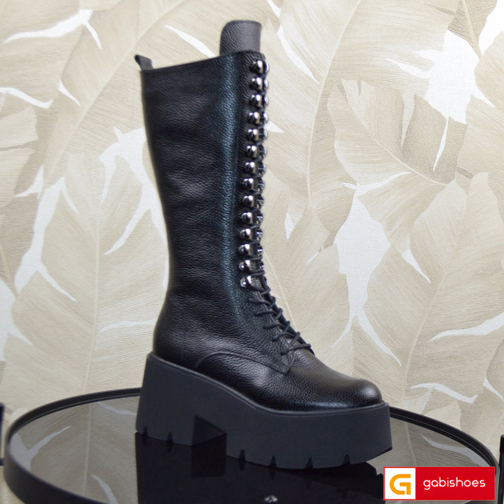-Material: Piele Naturala
-Culoare: Neagra
-Tip: Bocanci
-Stil: Casual
- Bocanci piele naturala neagra, 
- Bocanci cu fermoar si siret, inaltime de la talpa in sus 28 cm
- Talpa neagra, varf rotunt, interior îndoit cu burete special , mesina naturala neagra cu blanita neagra : la cerere mesina naturala complet +30 lei
- Inaltime Talpa 7,5 cm ,talpa usoara
- Schimb gratuit
* Masuratori realizeaza pentru marimea 37