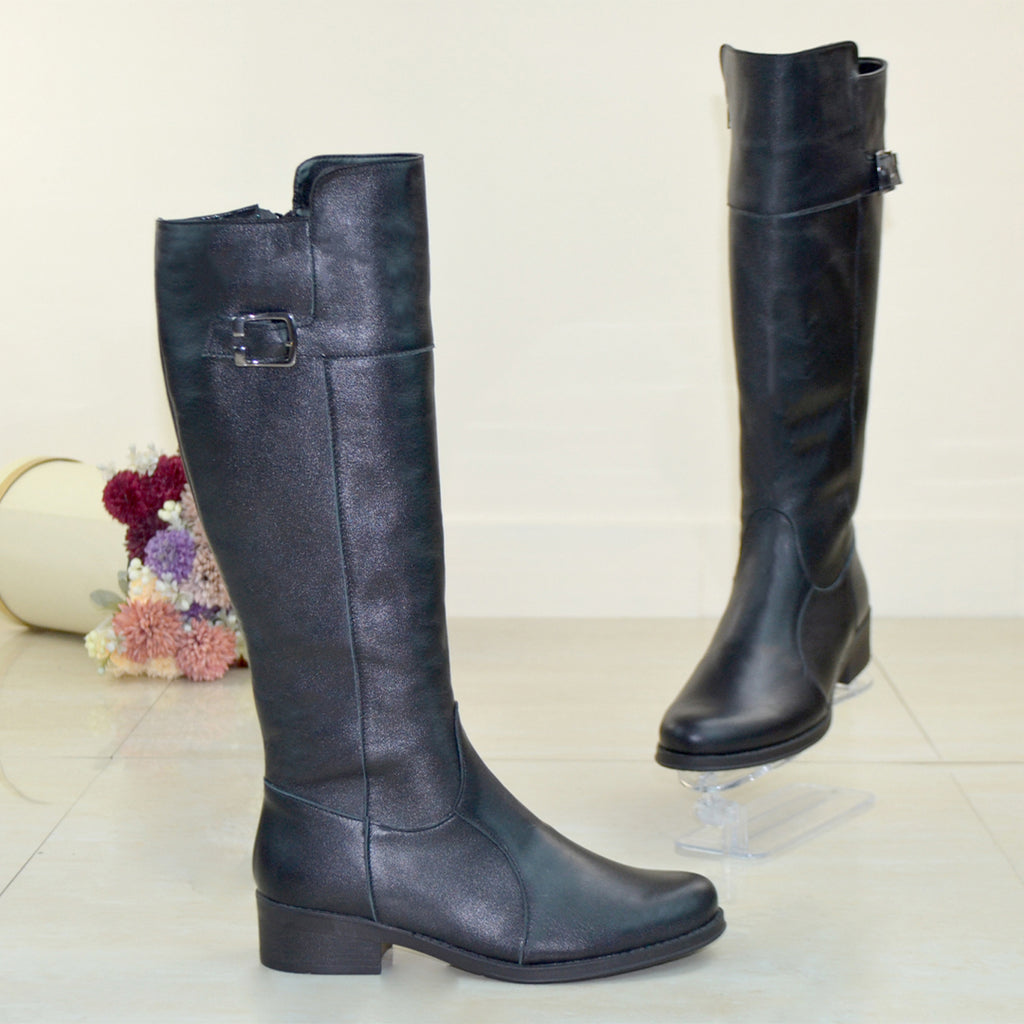 Material: Piele Naturala 
Culoare: Negru 
Tip: Cizme Dama
Stil: Casual
- Cizme piele naturala negru box
- Cizme cu  fermoar 
- Talpa neagra , varful rotund
- Inaltime : 34 cm de la talpa in sus , toc 4 cm
- Interior mesina neagra si material textil negru,- mesina naturala complet +40 lei
*Masuratori realizate pentru marimea 37