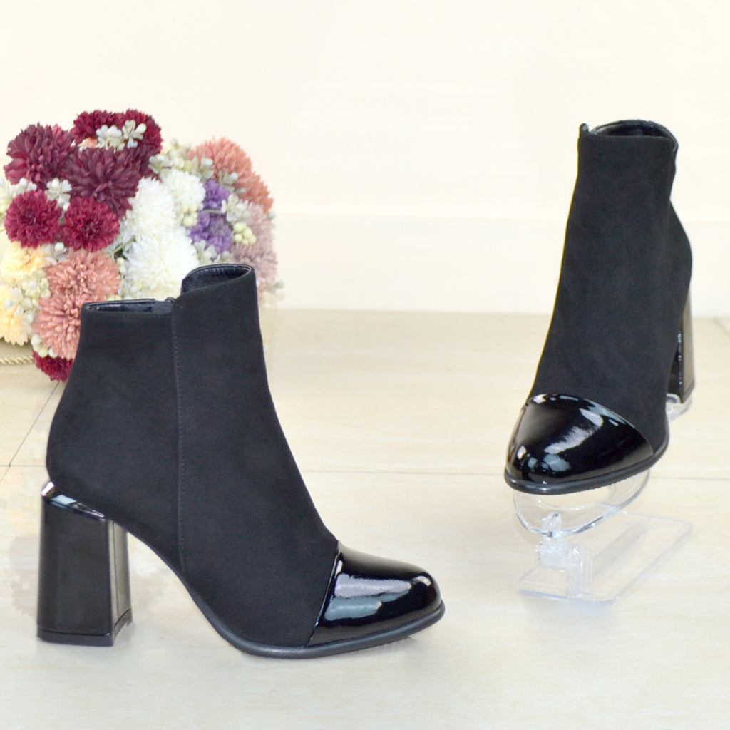 Material: Piele Naturala
Culoare: Neagra
Tip: Botine
Stil: Office
- Botine piele naturala intoarsa cu piele naturala lucioasa  
- Botine cu fermoar, toc imbracat in piele 
- Talpa neagra cu riduri antiderapante, varf rotund ,toc vopsit negru lac
- Inaltime: 11 cm de la toc in sus , inaltime  toc 8,5 cm
- Interior mesina  neagra si material textil negru ,- mesina naturala complet +30 lei
*Masuratori realizate pentru marimea 37