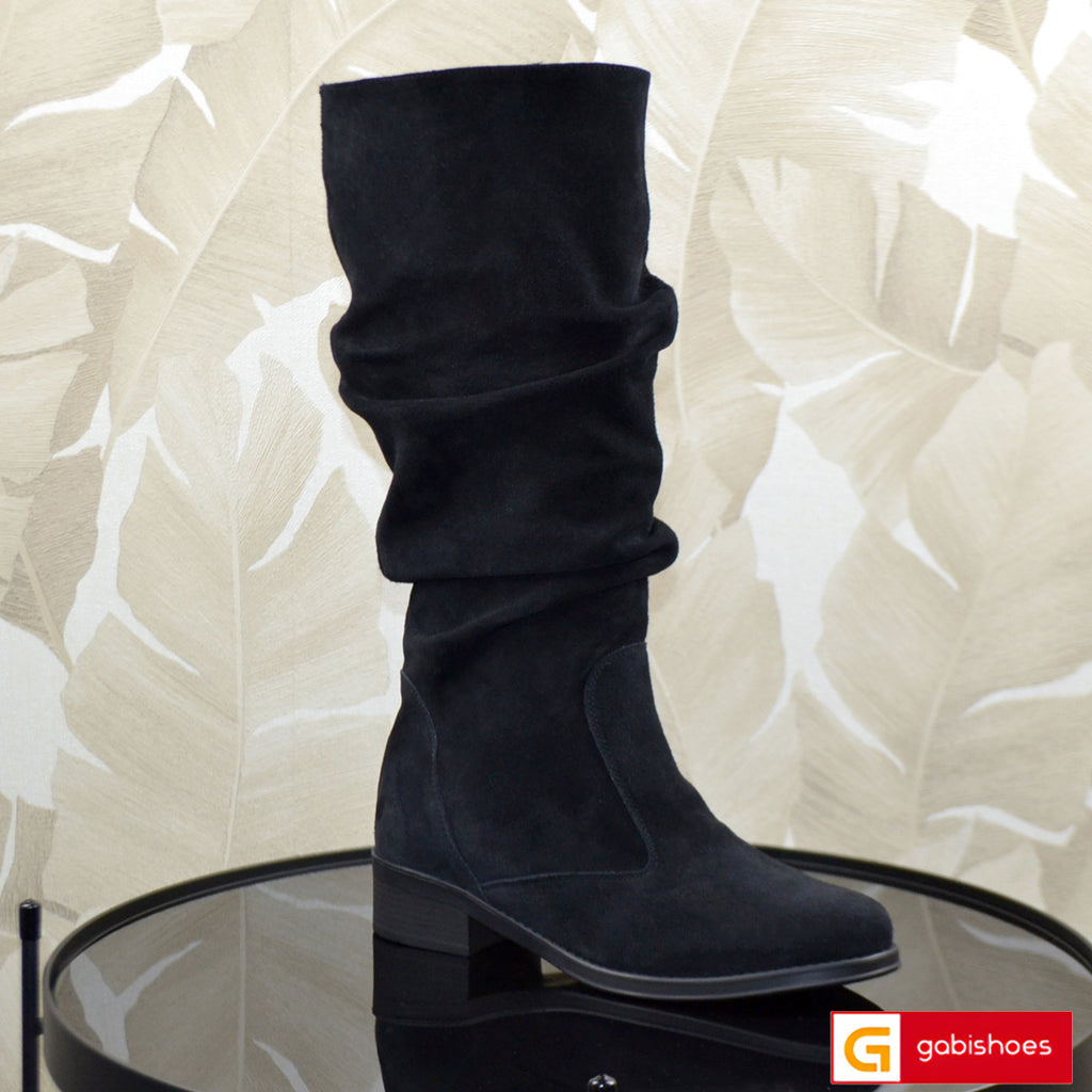 Material: Piele Naturala Intoarsa
Culoare: Negru 
Tip: Cizme Dama
Stil: Casual
- Cizme piele naturala intoarsa neagra
- Cizme fara fermoar ,tubulare
- Talpa neagra , varful rotund
- Inaltime : 37 cm de la talpa in sus , toc 4 cm
- Interior mesina neagra si material textil negru (blanita)
*Masuratori realizate pentru marimea 37