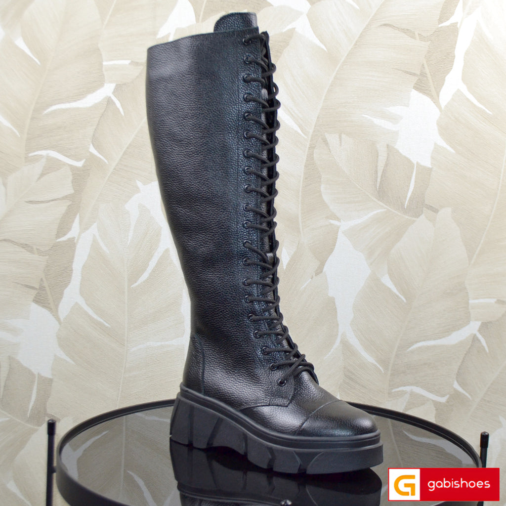 Material: Piele Naturala 
Culoare: Neagra  
Tip: Bocanci Dama 
Stil: Casual 
- Bocanci piele naturala neagra
- Bocanci cu fermoar si siret, 
- Talpa neagra , varful rotund  
- Inaltime: 28 cm de la talpa in sus, talpa 6 cm 
- Interior material textil si mesina naturala neagra, la cerere mesina naturala completa +35 lei
* Masuratori realizate pentru marimea 37