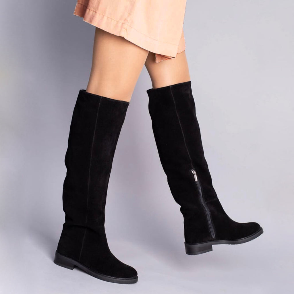 -Material: Piele Naturala Intoarsa
-Culoare: Neagra                                                                                                                          -Tip : Cizme 
-Stil: Casual