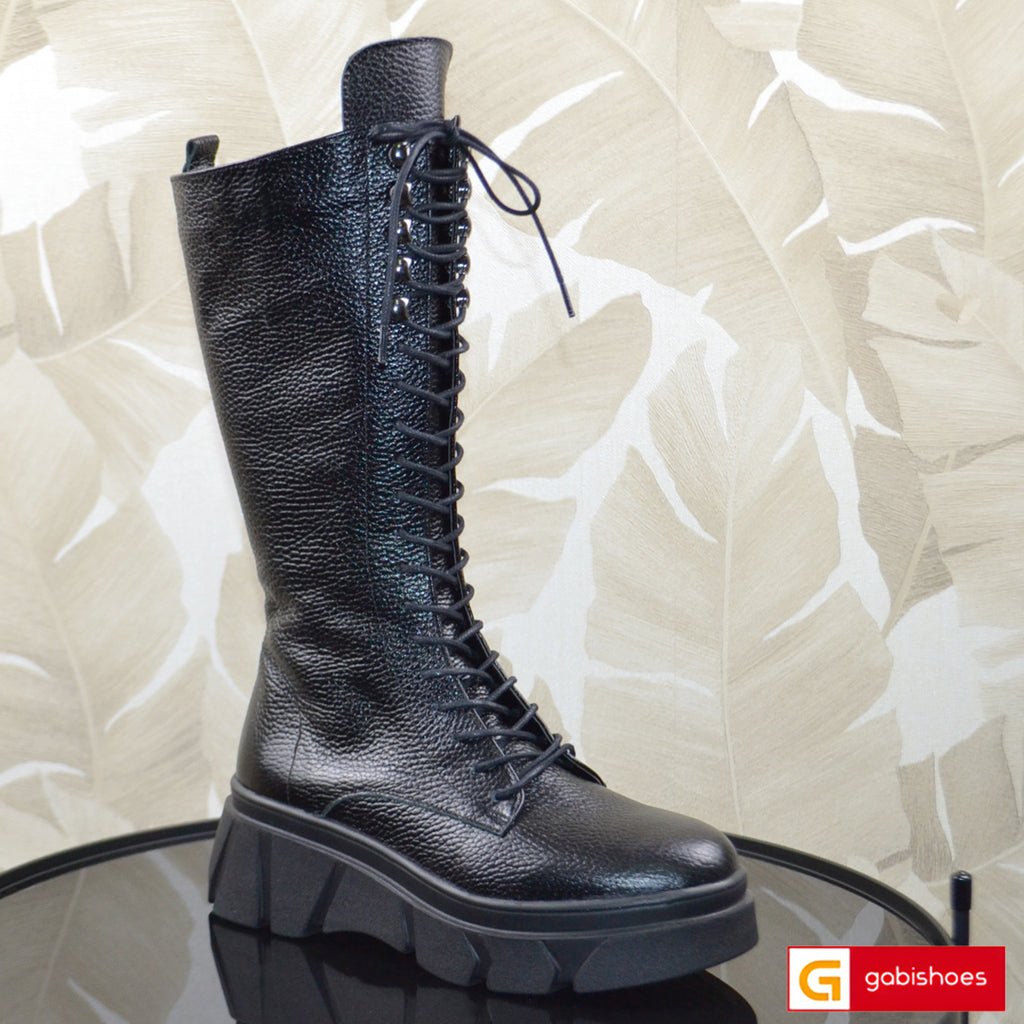 Material: Piele Naturala 
Culoare: Neagra  
Tip: Bocanci Dama 
Stil: Casual 
- Bocanci piele naturala negru box
- Bocanci cu fermoar si siret, 
- Talpa neagra , varful rotund  
- Inaltime: 28 cm de la talpa in sus, talpa 5 cm 
- Interior material textil si mesina naturala neagra, la cerere mesina naturala completa +30 lei
* Masuratori realizate pentru marimea 37