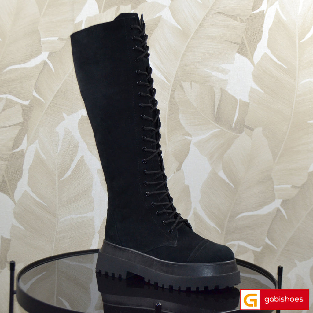 Material: Piele Naturala Intoarsa
Culoare: Negru 
Tip: Bocanci Dama
Stil: Casual
- Bocanci piele naturala intoarsa neagra
- Bocanci cu fermoar si siret,
- Talpa neagra, varful rotund 
- Inaltime: 36 cm de la talpa in sus, toc 6 cm
- Interior material textil si mesina naturala neagra, la cerere mesina naturala completa
* Masuratori realizate pentru marimea 37