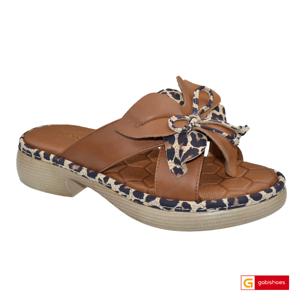 -Material: Piele Naturala&nbsp;
-Culoare: Maro
-Tip: Sandale
-Stil: Confort

- Sanda piele naturala maro
- Sanda cu burete special extra-confort&nbsp;
- Talpa bej , varf rotund, brant interior cu burete special mesina naturala&nbsp;
- Inaltime toc: 4 cm&nbsp;
- Schimb gratuit
*Masuratori realizate pentru marimea 37