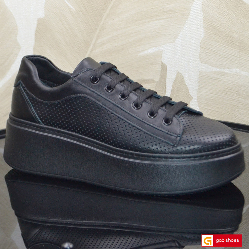 Pantofi Sport Dama Piele Naturala Neagra Lorena 4282-3

Material: Piele Naturala
Culoare: Neagra
Tip: Pantofi
Stil: Sport
Caracteristici: Pantofi sport piele naturala neagra
- Pantofi piele naturala neagra , sistem de inchidere cu elastic
- Pantofi sport cu burete special extra-confort
- Talpa neagra cusuta , brant interior cu burete special , mesina naturala&nbsp;&nbsp;
- Inaltime talpa :7cm&nbsp;
- Schimb gratuit
*Masuratori realizate pentru marimea 37.

Pantofii sunt confectionati din piele de calitate s