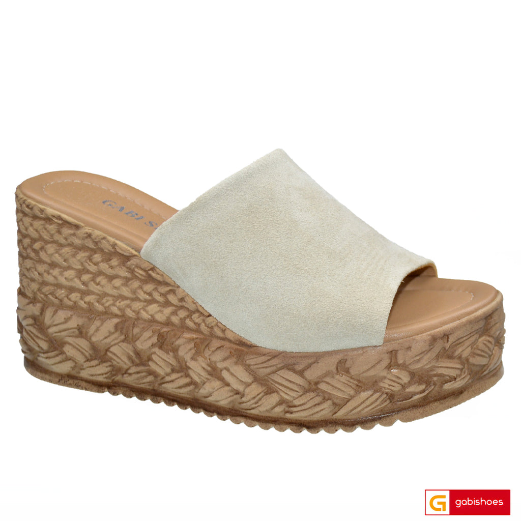 Sandale Dama Piele Naturala Intoarsa Bej Gabi Shoes 233 &nbsp; &nbsp; &nbsp; &nbsp; &nbsp; &nbsp; &nbsp; &nbsp; &nbsp; &nbsp; &nbsp; &nbsp; &nbsp; &nbsp; &nbsp; &nbsp; &nbsp; &nbsp; &nbsp; &nbsp; &nbsp; &nbsp; &nbsp; -Material: Piele Naturala intoarsa
-Culoare: Bej
-Tip: Papuci
-Stil: Confort

- Papuci piele naturala intoarsa camel
- Papuci cu burete special extra-confort
- Talpa Bej , brant interior cu burete special mesina naturala
- Inaltime toc : 9,5 cm
- Schimb gratuit&nbsp;
*Masuratori realizate pentr