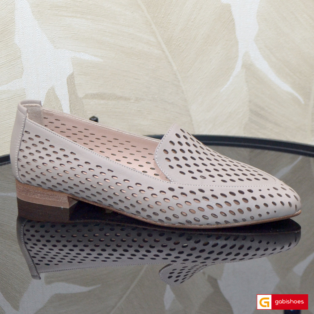 -Material: Piele Naturala
-Culoare: Taupe
-Tip: Pantofi
-Stil: Balerini

- Balerini piele naturala Taupe cu gaurele&nbsp;
- Balerini cu burete special extra-confort
- Talpa bej , varf rotund, brant interior cu burete special mesina naturala bej
- Inaltime talpa : 1 cm
*Masuratori realizate pentru marimea 37