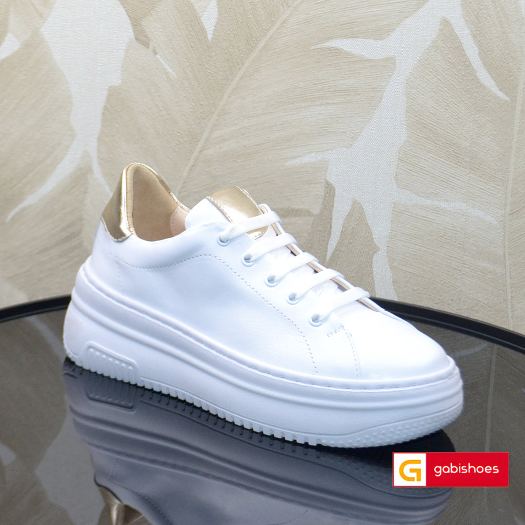 Material: Piele Naturala
Culoare: Alb cu auriu
Tip: Pantofi
Stil: Sport
Caracteristici Pantofi sport piele naturala alba cu auriu
- Pantofi piele naturala alb cu auriu ,&nbsp; sistem de inchidere cu siret&nbsp;
- Pantofi sport cu burete special extra-confort
- Talpa&nbsp;alba cusuta , brant interior cu burete special , mesina naturala&nbsp;&nbsp;
- Inaltime talpa : 5 cm&nbsp;
- Schimb gratuit
*Masuratori realizate pentru marimea 37.

Pantofii&nbsp;sunt confectionatii din piele de calitate superioara.

Talpa