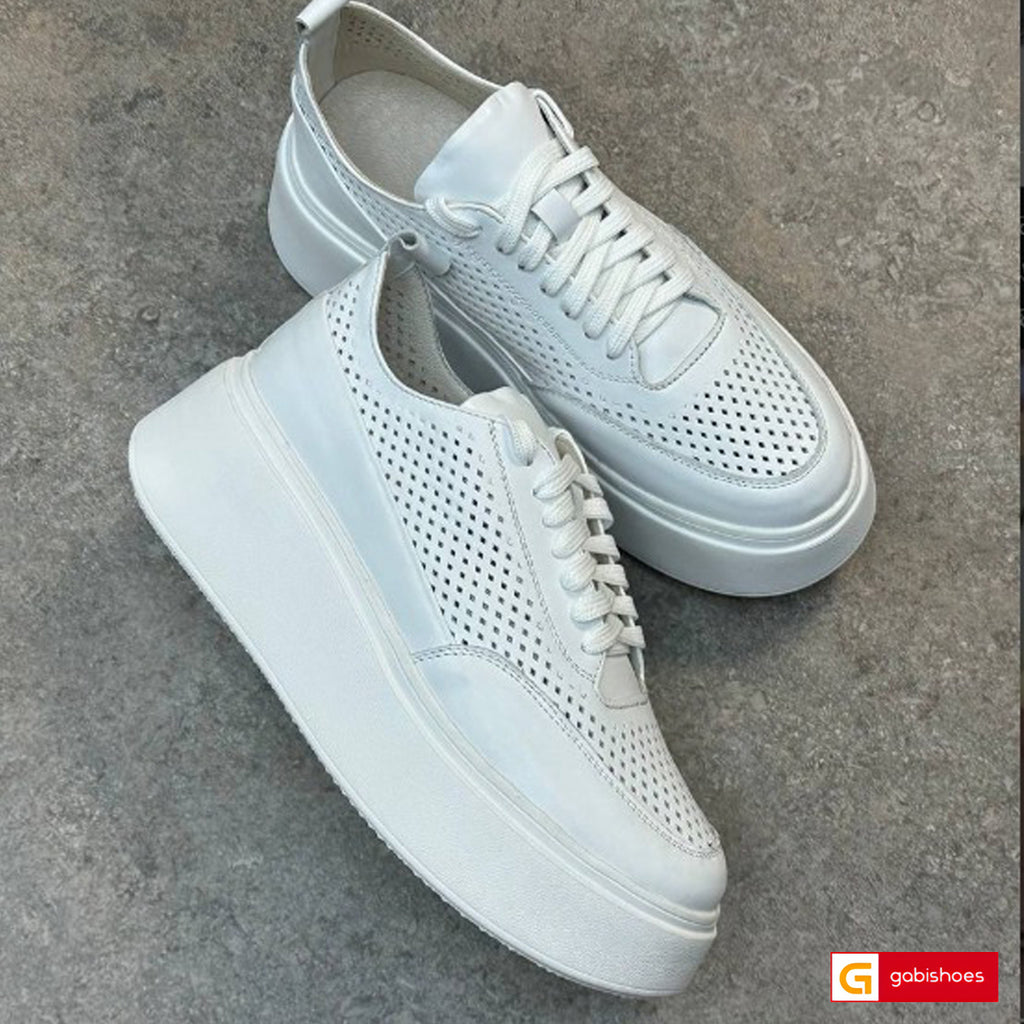 Pantofi Sport Dama Piele Naturala Alba Lorena 4265-3

Material: Piele Naturala
Culoare: Alba
Tip: Pantofi
Stil: Sport
Caracteristici Pantofi sport piele naturala alba cu model gaurele
- Pantofi piele naturala bej , sistem de inchidere cu siret&nbsp;
- Pantofi sport cu burete special extra-confort
- Talpa alba cusuta , brant interior cu burete special , mesina naturala&nbsp;&nbsp;
- Inaltime talpa : 6 cm&nbsp;
- Schimb gratuit
*Masuratori realizate pentru marimea 37.

Pantofii sunt confectionati din piele de