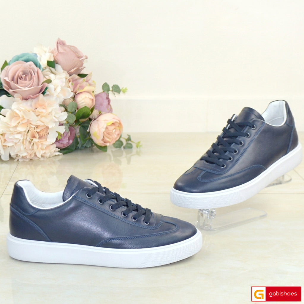 Material: Piele Naturala&nbsp;
Culoare: Bleumarin
Tip: Pantofi
Stil:&nbsp;Casual

- Pantofi piele naturala bleumarin
- Pantofi cu burete special extra-confort ,pantofi cu siret
- Talpa&nbsp;negru ,gri cu alb , varf rotund , interior piele naturala neagra&nbsp;
- Inaltime talpa : 3 cm
- Schimb gratuit
*Masuratori realizate pentru marimea 41