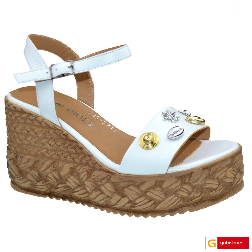 Sandale Dama Piele Naturala Alba Gabinna 2711 &nbsp; &nbsp; &nbsp; &nbsp; &nbsp; &nbsp; &nbsp; &nbsp; &nbsp; &nbsp; &nbsp; &nbsp; &nbsp; &nbsp; &nbsp; &nbsp; &nbsp; &nbsp; &nbsp; &nbsp; &nbsp; &nbsp; &nbsp; &nbsp; &nbsp; &nbsp; &nbsp; &nbsp; &nbsp; &nbsp;-Material: Piele Naturala&nbsp;
-Culoare: Alba
-Tip: Sandale
-Stil: Confort

- Sandale piele naturala alba cu model
- Sandale cu burete special extra-confort
- Talpa Bej , brant interior cu burete special mesina naturala
- Inaltime toc : 9,5 cm
- Schimb gra
