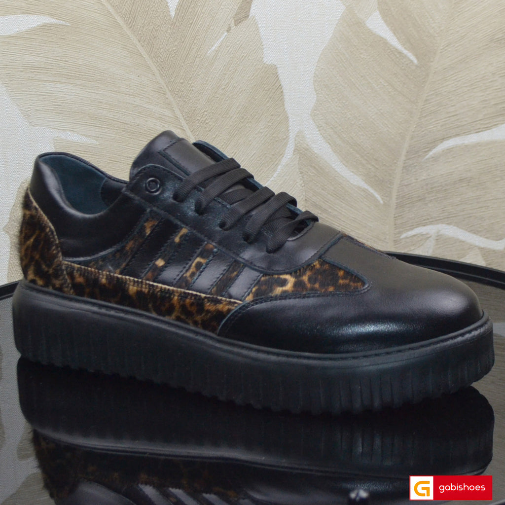 Pantofi Sport Piele Naturala Neagra 4242-4

Material: Piele Naturala&nbsp;
Culoare: Neagra
Tip: Pantofi
Stil: Sport
Caracteristici Pantofi sport piele naturala&nbsp; neagra si piele naturala cu model
- Pantofi piele naturala neagra , sistem de inchidere cu siret&nbsp;
- Pantofi sport cu burete special extra-confort
- Talpa neagra cusuta , brant interior cu burete special , mesina naturala&nbsp;&nbsp;
- Inaltime talpa : 4,5 cm&nbsp;
- Schimb gratuit
*Masuratori realizate pentru marimea 37.

Pantofii sunt con