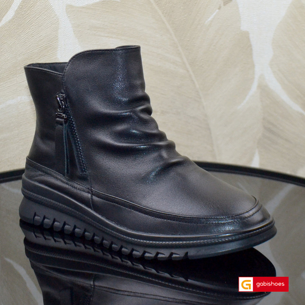 Material: Piele Naturala&nbsp;
Culoare: Neagru
Tip:Ghete&nbsp;
Stil: Casual&nbsp;

- Ghete piele naturala neagra cu fermoare&nbsp;
- Ghete cu fermoar
- Talpa neagra , varf rotunt, interior brant cu burete special
- Inaltime Talpa 3 talpa usoara&nbsp;
- Schimb gratuit&nbsp;
* Masuratori realizeaza pentru marimea 37