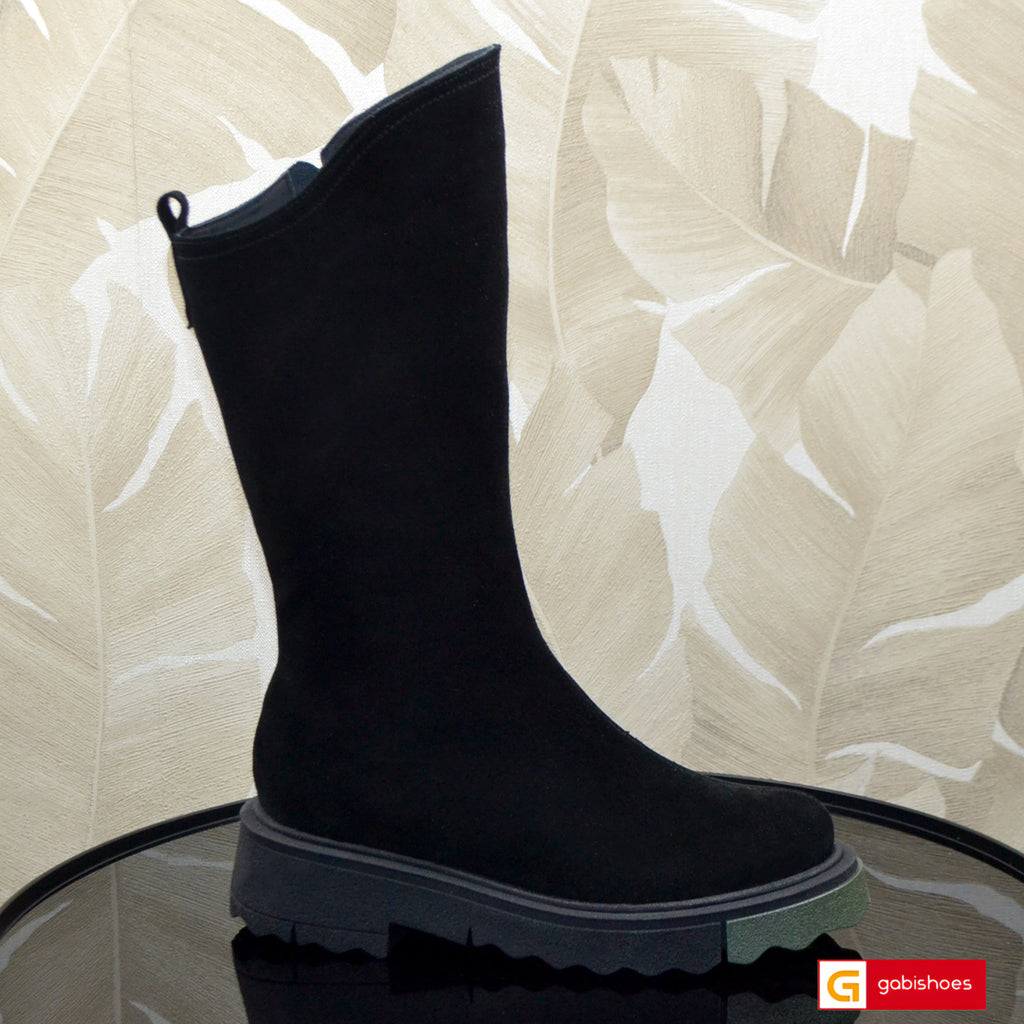 Material: Piele Naturala Intoara&nbsp;
Culoare: Neagra
Tip: Bocanc
Stil: Casual

- Bocanci piele naturala intoarsa neagra
- Bocanci cu fermoar si siret , inaltime 27 cm
- Talpa negru cu verde , varf rotunt, brant interior cu burete special, mesina naturala si blanita neagra: la cerere mesina naturala complet +30 lei -Talpa inaltime 7 cm toc, in fata 3 cm
- Schimb gratuit
* Masuratori realizeaza pentru marimea 37