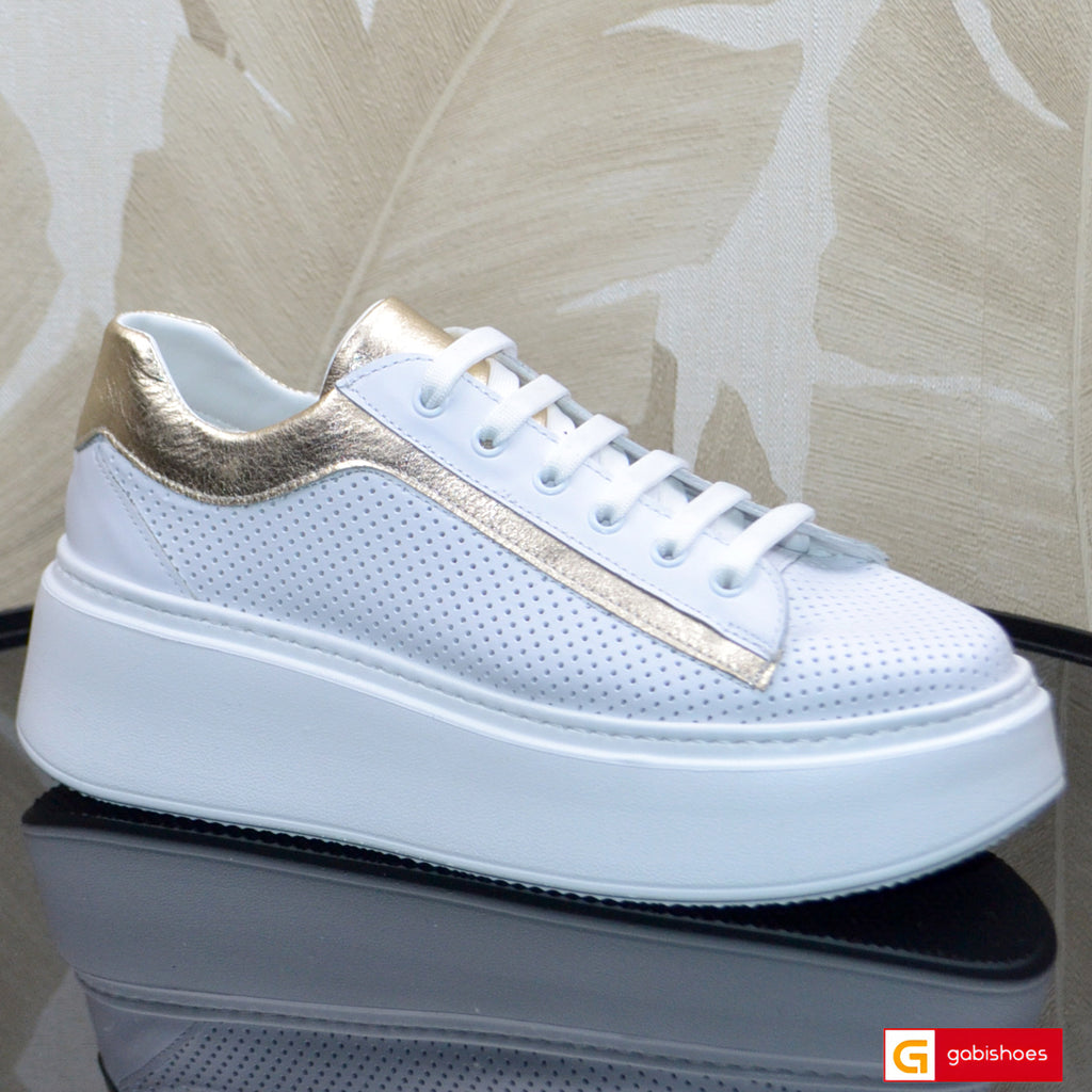 Pantofi Sport Dama Piele Naturala Alb cu Auriu Lorena 4282-1

Material: Piele Naturala
Culoare: Alb cu auriu
Tip: Pantofi
Stil: Sport
Caracteristici Pantofi sport piele naturala alba cu model gaurele mici si piele naturala aurie
- Pantofi piele naturala alb cu auriu ,&nbsp; sistem de inchidere cu siret&nbsp;
- Pantofi sport cu burete special extra-confort
- Talpa alba cusuta , brant interior cu burete special , mesina naturala&nbsp;&nbsp;
- Inaltime talpa : 6 cm&nbsp;
- Schimb gratuit
*Masuratori realizate 