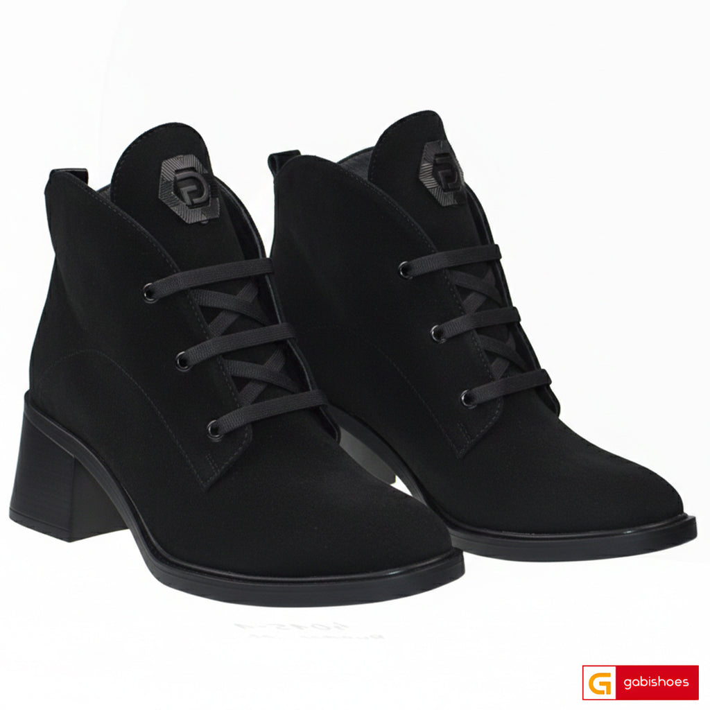 Material: Piele Naturala Intoarsa
Culoare: Neagra
Tip: Ghete Dama
Stil: Casual

- Ghete piele naturala intoarsa neagra
- Ghete cu siret
- Talpa neagra , varful rotund
- Inaltime talpa : 6 cm&nbsp;&nbsp;
- Material interior textil si mesina naturala ,Schimb gratuit
*Masuratori realizat pentru marimea 37