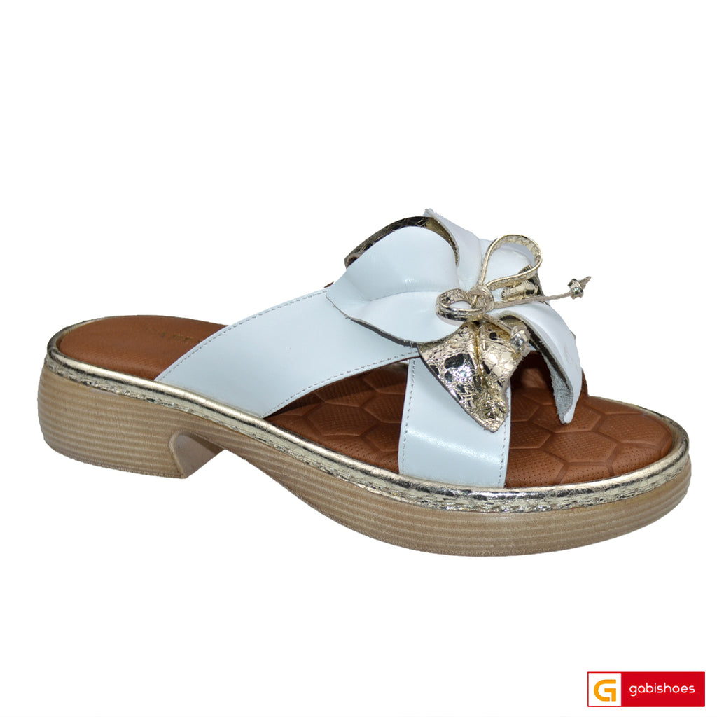 -Material: Piele Naturala&nbsp;
-Culoare: Alb cu Auriu
-Tip: Sandale
-Stil: Confort

- Sanda piele naturala alb cu auriu
- Sanda cu burete special extra-confort&nbsp;
- Talpa bej , varf rotund, brant interior cu burete special mesina naturala&nbsp;
- Inaltime toc: 4 cm&nbsp;
- Schimb gratuit
*Masuratori realizate pentru marimea 37
