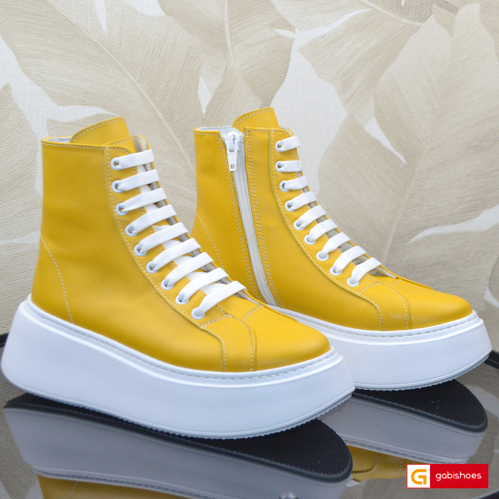 Ghete Sport Dama Piele Naturala Galbena Lorena 4089-4

Material: Piele Naturala
Culoare: Galbena
Tip: Ghete
Stil: Sport
Caracteristici Ghetele sport piele naturala galbena&nbsp;
- Ghete piele naturala galbena , sistem de inchidere cu siret&nbsp;
- Ghete sport cu burete special extra-confort
- Talpa alba cusuta , brant interior cu burete special , mesina naturala&nbsp;&nbsp;
- Inaltime talpa : 6 cm&nbsp;
- Schimb gratuit
*Masuratori realizate pentru marimea 37. Ghetele&nbsp;sunt confectionate din piele de ca