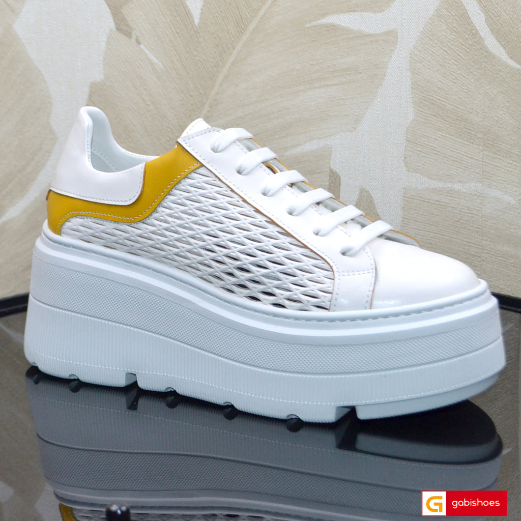 Pantofi Sport Dama Piele Naturala Alb cu Galben Lorena 4248-4

Material: Piele Naturala
Culoare: Alb cu galben
Tip: Pantofi
Stil: Sport
Caracteristici Pantofi sport piele naturala alba si cu model gaurele speciale si piele naturala galbena
- Pantofi piele naturala alb cu galben , sistem de inchidere cu siret&nbsp;
- Pantofi sport cu burete special extra-confort
- Talpa&nbsp;alba cusuta , brant interior cu burete special , mesina naturala&nbsp;&nbsp;
- Inaltime talpa : 7 cm&nbsp;
- Schimb gratuit
*Masuratori