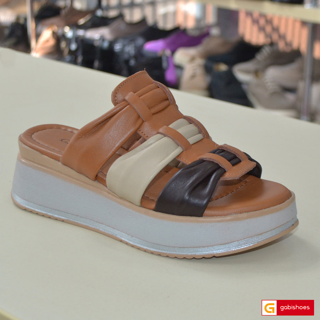 Material: Piele Naturala&nbsp;
Culoare: Multicolora
Tip: Papuc
Stil: Casual

- Papuci piele naturala bej cu maro
- Papuci cu burete special extra-confort
- Talpa bej, varf rotund, brant interior cu burete special, mesina naturala maro&nbsp;
- Inaltime toc : 5 cm&nbsp;
- Schimb gratuit&nbsp;
* Masuratori realizate pentru marimea 37