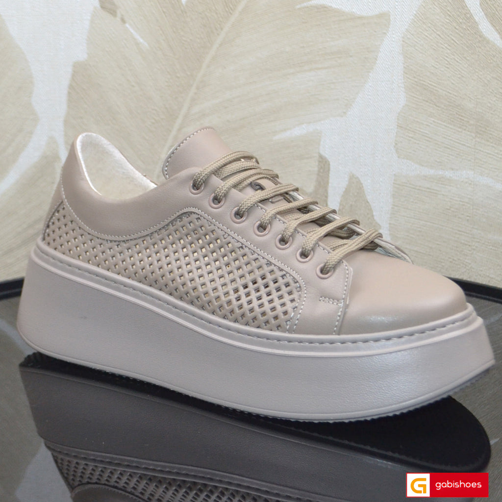 Pantofi Sport Dama Piele Naturala Taupe Lorena 4272-2

Material: Piele Naturala
Culoare: Taupe
Tip: Pantofi
Stil: Sport
Caracteristici Pantofi sport piele naturala taupe cu model gaurele
- Pantofi piele naturala taupe ,&nbsp; sistem de inchidere cu siret&nbsp;
- Pantofi sport cu burete special extra-confort
- Talpa taupe cusuta , brant interior cu burete special , mesina naturala&nbsp;&nbsp;
- Inaltime talpa : 6 cm&nbsp;
- Schimb gratuit
*Masuratori realizate pentru marimea 37.

Pantofii&nbsp;sunt confectio