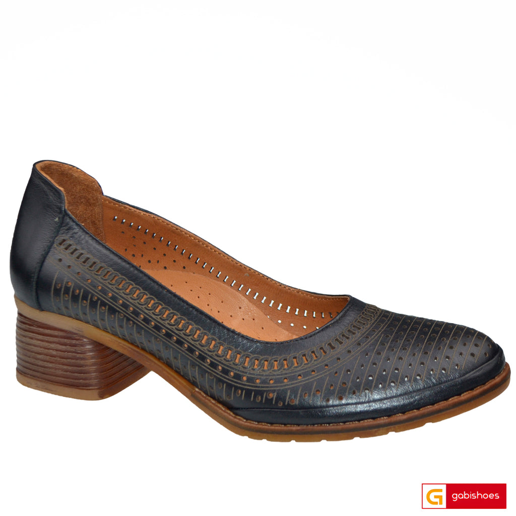 Material: Piele Naturala
Culoare: Neagra
Tip: Pantofi
Stil: Casual

- Pantofi piele naturala neagra cu model gaurele&nbsp;
- Pantofi cu burete special extra-confort
- Talpa maro, varf rotunt, brant interior cu burete special , mesina naturala&nbsp;
- Inaltime talpa : 4,5 cm
- Schimb gratuit
*Masuratori realizate pentru marimea 37