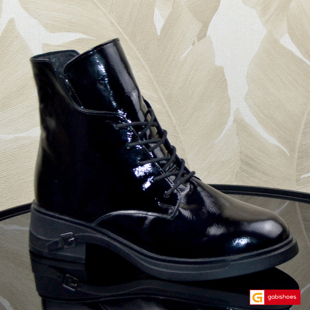 -Material: Piele Naturala Lacuita&nbsp;&nbsp;
-Culoare: Neagra
-Tip: Ghete
-Stil: Casual

- Ghete piele naturala lacuita neagra
- Ghete cu siret ,inaltime 12 cm de la talpa in sus
- Talpa neagra, varf rotund , brant interior cu burete special
- Inaltime talpa : 3.5 cm spate , talpa antiderapanta
- Schimb gratuit
* Masuratori realizate pentru marimea 37