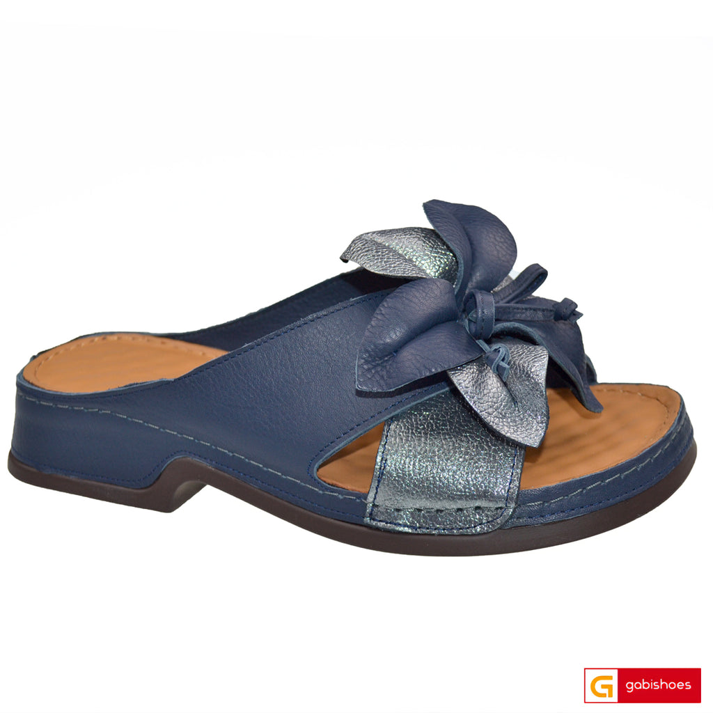 -Material: Piele Naturala&nbsp;
-Culoare: Bleumarin cu Argintiu
-Tip: Sandale
-Stil: Confort

- Sanda piele naturala bleumarin cu argintiu
- Sanda cu burete special extra-confort&nbsp;
- Talpa neagra , varf rotund, brant interior cu burete special mesina naturala&nbsp;
- Inaltime toc: 4 cm&nbsp;
- Schimb gratuit
*Masuratori realizate pentru marimea 37