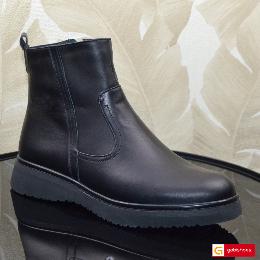 Material: Piele Naturala
Culoare: Neagra
Tip: Ghete
Stil: Casual

- Ghete piele naturala neagra
- Ghete cu fermoar
- Talpa neagra , varf rotunt, interior brant cu burete special, mesina naturala neagra si blanita sintetica neagra
- Talpa inaltime 3 cm , talpa usoara
- Schimb gratuit
* Masuratori realizează pentru marimea 41&nbsp;