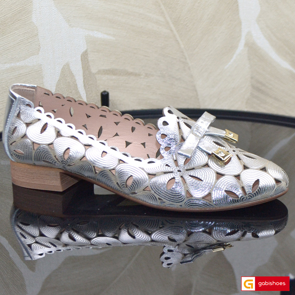 -Material: Piele Naturala
-Culoare: Argintie
-Tip: Pantofi
-Stil: Balerini

- Balerini piele naturala argintie cu gaurele&nbsp;
- Balerini cu burete special extra-confort
- Talpa bej, varf rotund, brant interior cu burete special mesina naturala bej
- Inaltime talpa : 2 cm
*Masuratori realizate pentru marimea 37