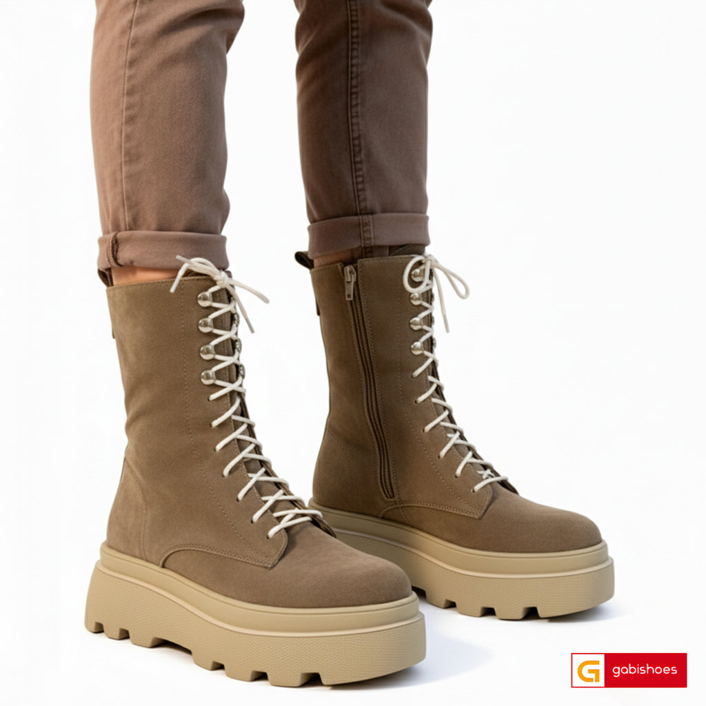 Material: Piele Naturala Intoarsa&nbsp;
Culoare: Taupe
Tip: Bocanc
Stil: Casual

- Bocanci piele naturala intoarsa taupe , ornamente argintii
- Bocanci cu fermoar si siret , inaltime 16 cm
- Talpa taupe, varf rotunt, brant interior cu burete special si blana interioara:mesina naturala complet +35 lei
- Schimb gratuit
* Masuratori realizeaza pentru marimea 37