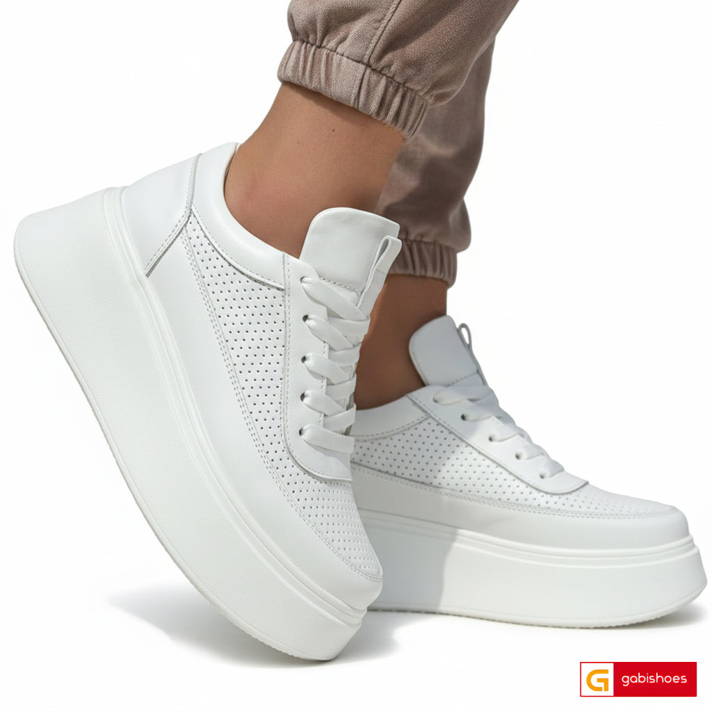 Pantofi Sport Piele Naturala Alba Lorena 4097-20

Material: Piele Naturala&nbsp;
Culoare: alba
Tip: Pantofi
Stil: Sport
Caracteristici: Pantofi sport piele naturala alba si piele alba cu model gaurele
- Pantofi piele naturala alba , sistem de inchidere cu siret&nbsp;
- Pantofi sport cu burete special extra-confort
- Talpa alba cusuta , brant interior cu burete special , mesina naturala&nbsp;&nbsp;
- Inaltime talpa : 6 cm&nbsp;
- Schimb gratuit
*Masuratori realizate pentru marimea 37.

Pantofii sunt confecti